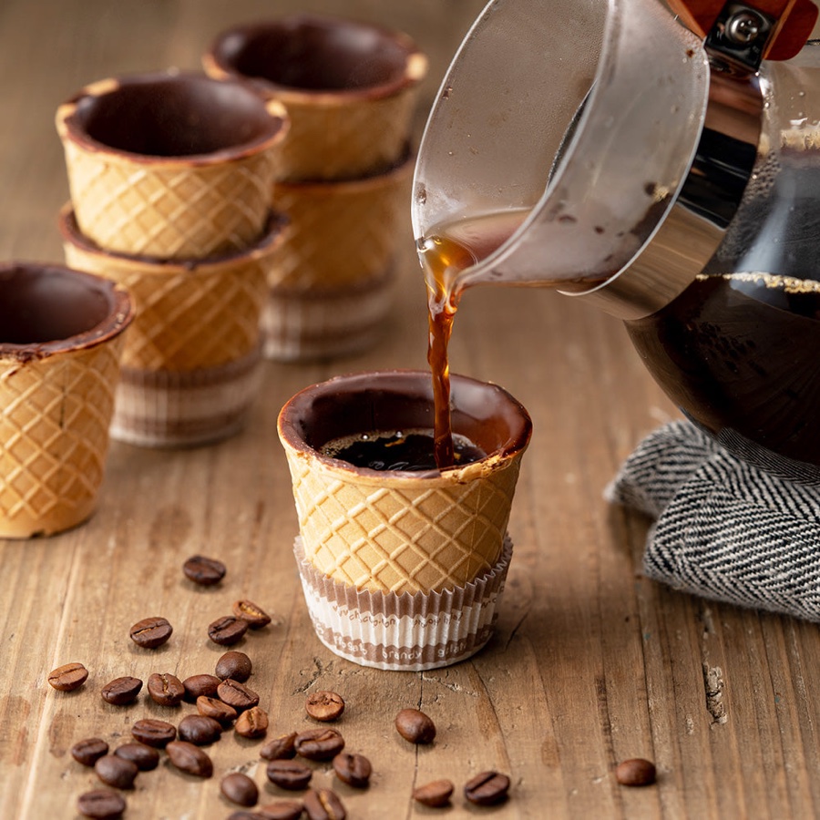 ポットからコーヒーを注いだ食べられるチョコレートカップ チョカップ